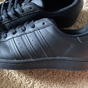 Men’s 6 adidas original superstar casual shoes. Like new.
